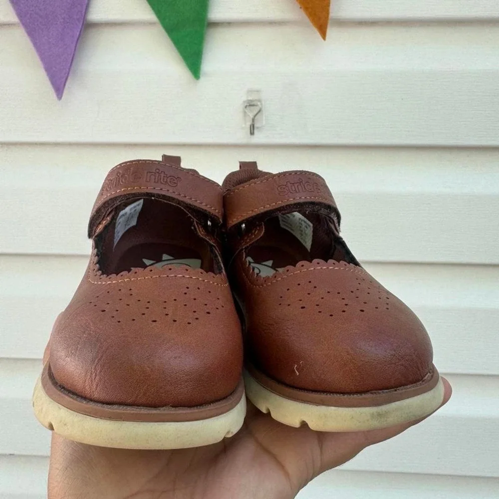 Brown leather Stride Rite Mary Janes